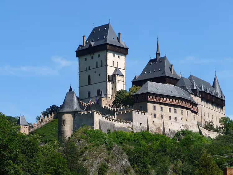 Gotische Burg Karlštejn auf einem bewaldeten Hügel