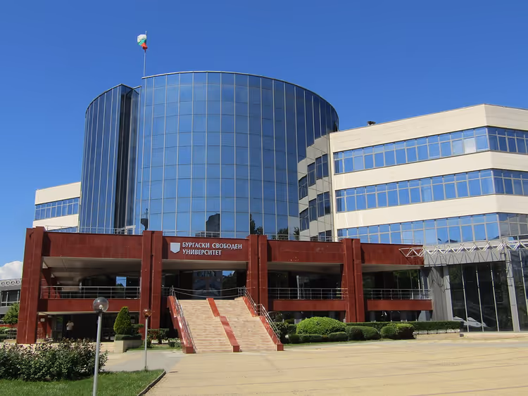 Современное здание Бургасского свободного университета