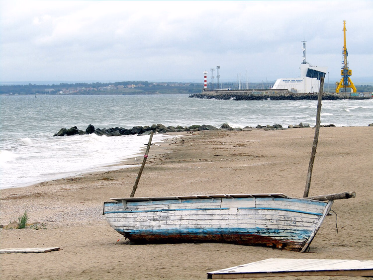 Boot op het strand van Boergas bij de haven