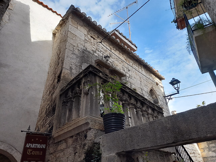 Middelaldersk steinhus i en gate i gamle Trogir