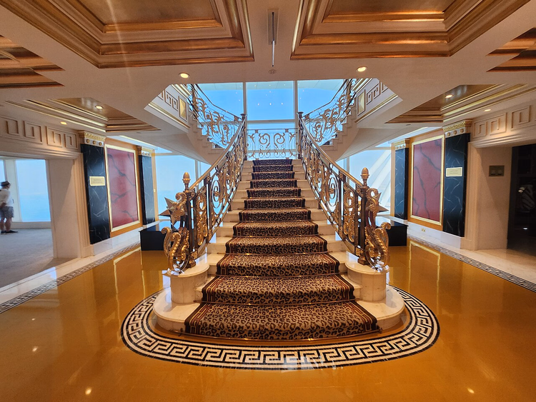 Stor trapp med forgylte rekkverk i Burj Al Arab