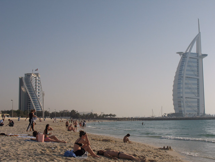 Jumeirah Beach con el hotel en forma de ola y el Burj Al Arab