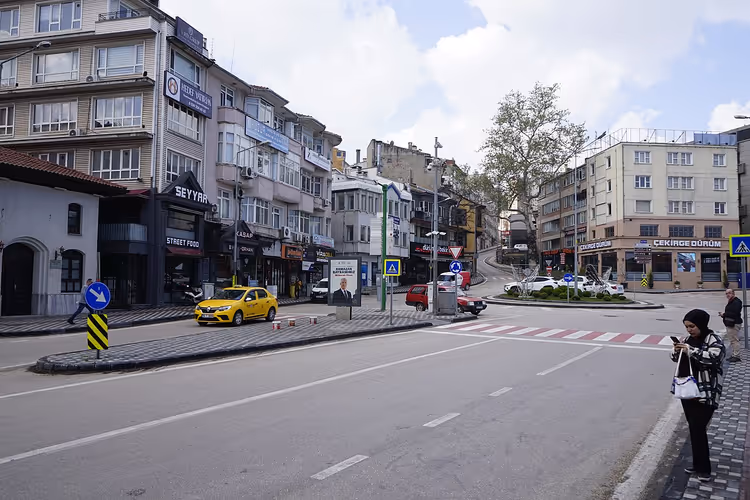 Cekirge-gaten i Bursa, hus og biler