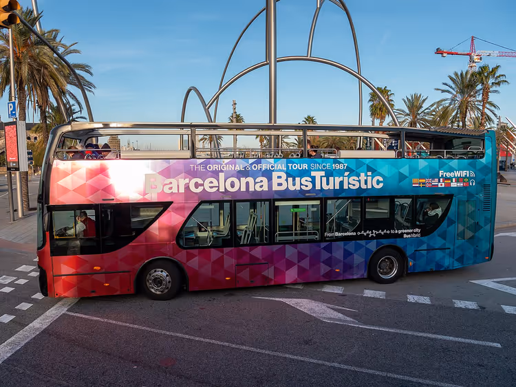 Dobbeltdekker sightseeingbuss i en gate i Barcelona