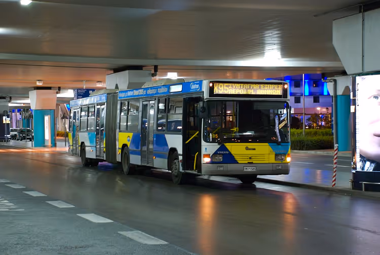 Expressbus X95 am Flughafen Athen