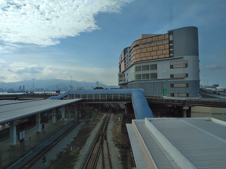 Voies de la gare de Butterworth avec vue sur Penang
