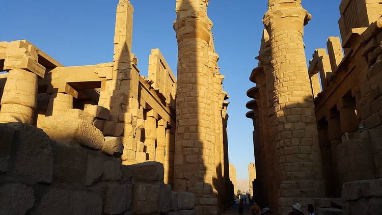 Säulen des Hypostylsaals von Karnak im Abendlicht