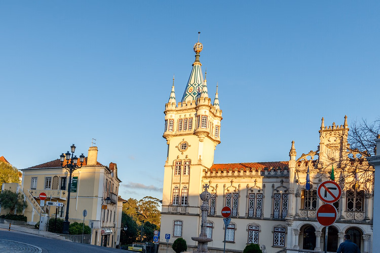 Neo-Manuelijns stadhuis van Sintra met een toren en spits