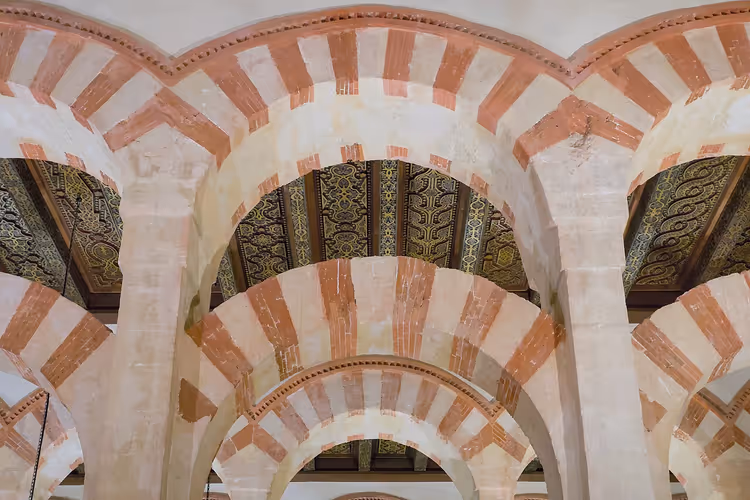 Bögen und Säulen der Mezquita in Córdoba