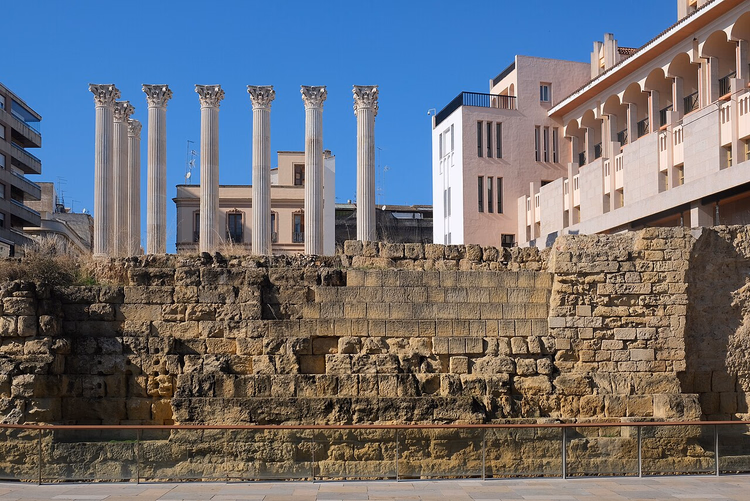 Søyler og podium i det romerske tempelet i Córdoba