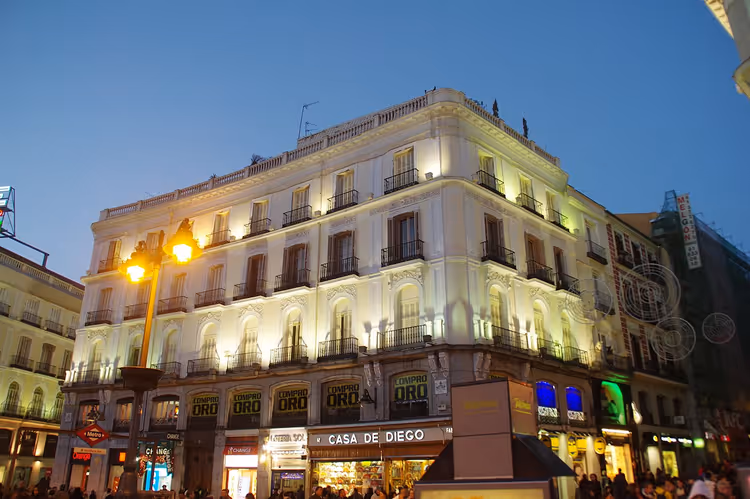 Edifici su Puerta del Sol a Madrid la sera