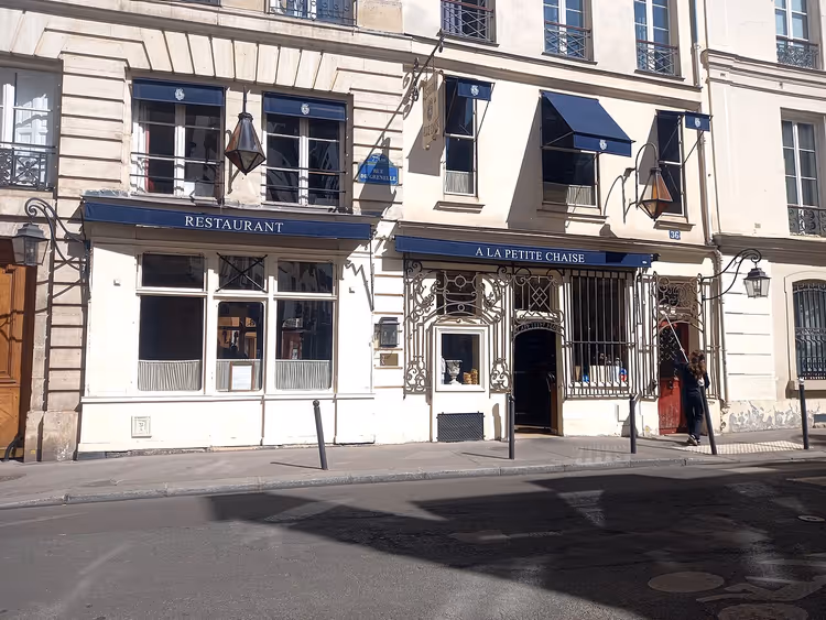 Gatefasaden til restauranten A la Petite Chaise i Paris