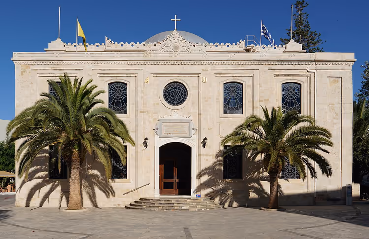 Kerk van de Heilige Titus in Heraklion met palmbomen