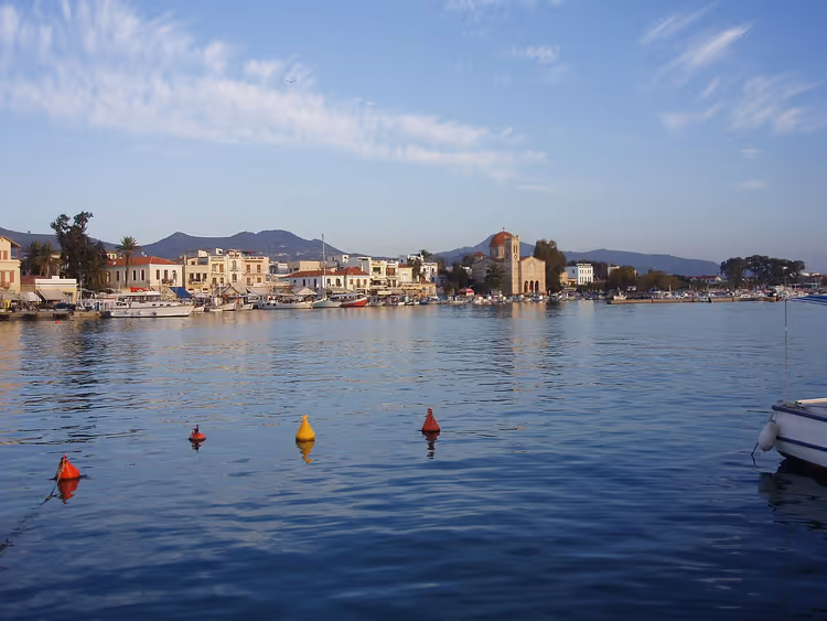 Haven van Aegina vanaf het water, kade en boten