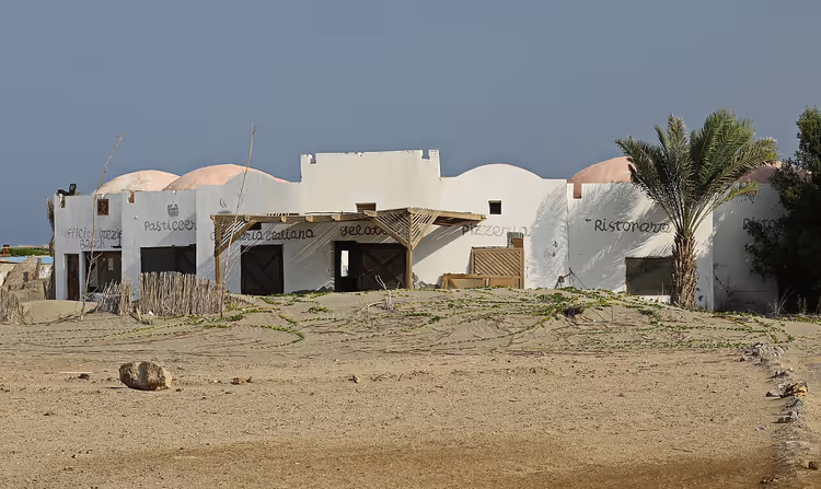 Çölde Marsa Alam tatil köyünün beyaz kubbeli binaları