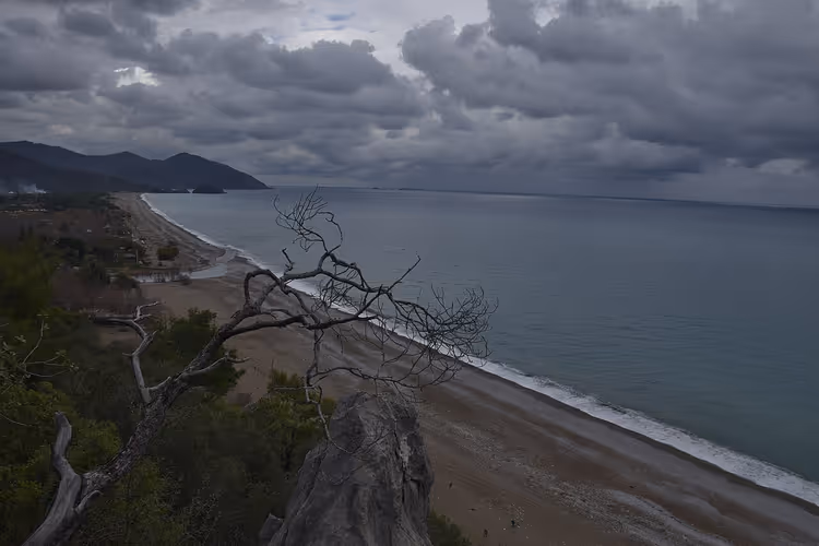 Вид на пляж Чиралы с высоты, море и облака