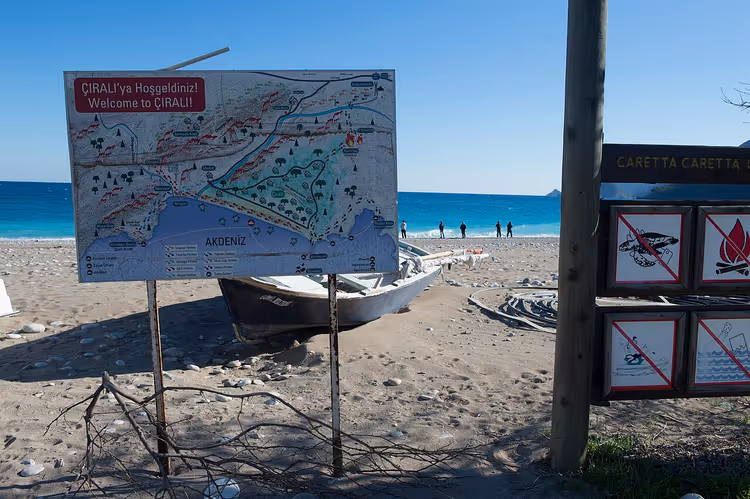Praia tranquila e a aldeia de Çıralı junto às montanhas