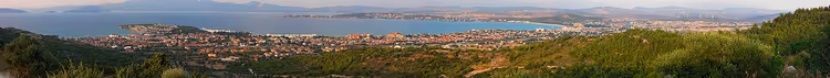 panorama van Çeşme en Ilıca Baai vanaf de heuvels