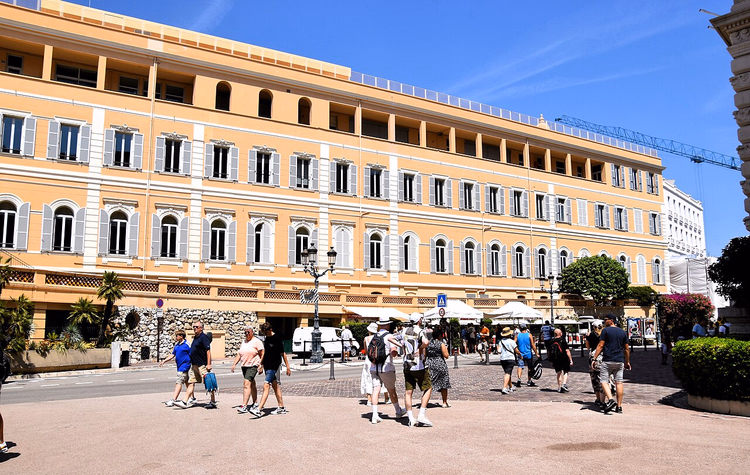Avenue Saint-Martin i Monaco-Ville med turister