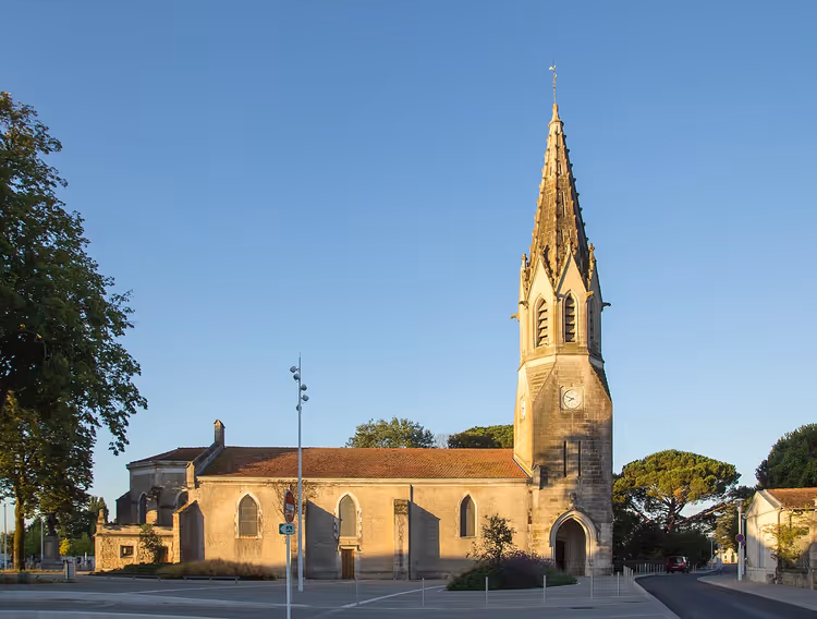 Sint-Martinuskerk in Biscarrosse met hoge spits