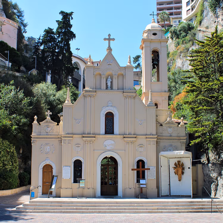 Fasaden til Sankt Devota-kirken i Monaco