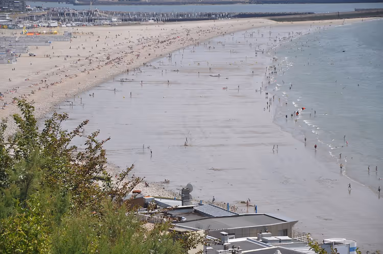 Warmes Meer an einem französischen Strand