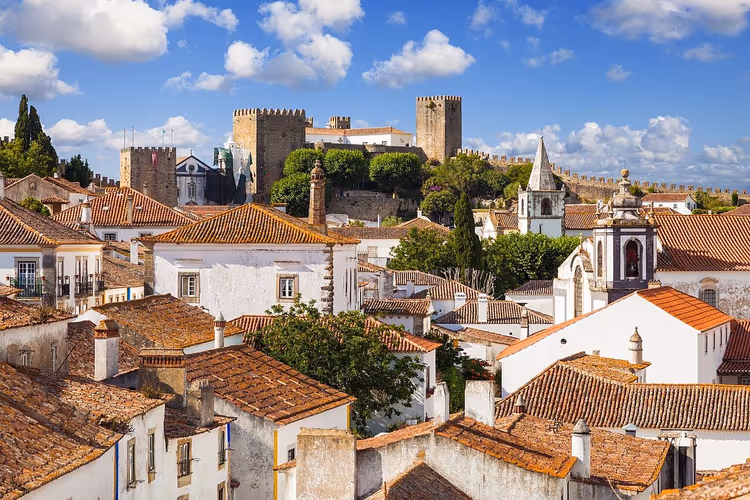 Panorama von Óbidos mit Burg und Ziegeldächern