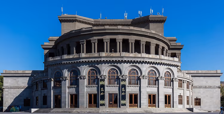 Erivan'daki Opera ve Bale Binası'nın cephesi