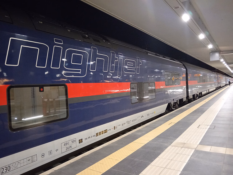 Nuevo coche Nightjet en el andén de Bolonia