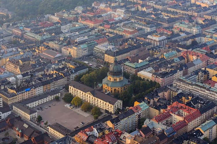Elegante Straßen im Stadtteil Östermalm am Abend