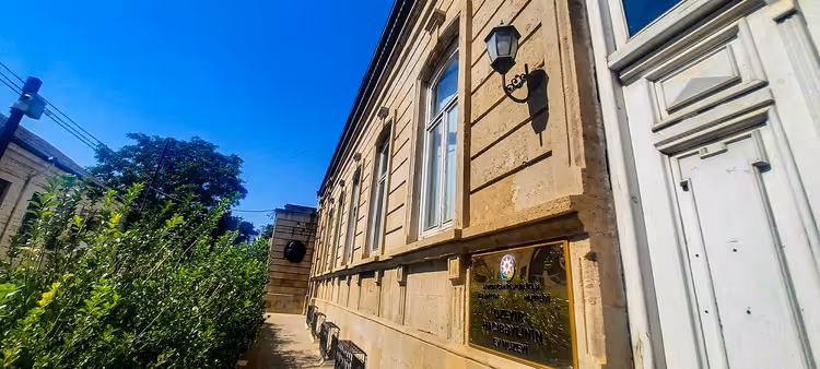 Gevel van het Woonhuismuseum van Uzeyir Hajibeyov in Bakoe