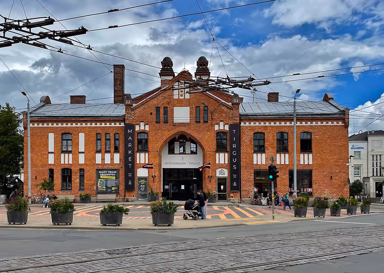 Roter Backsteinbau des Āgenskalns-Markts in Riga