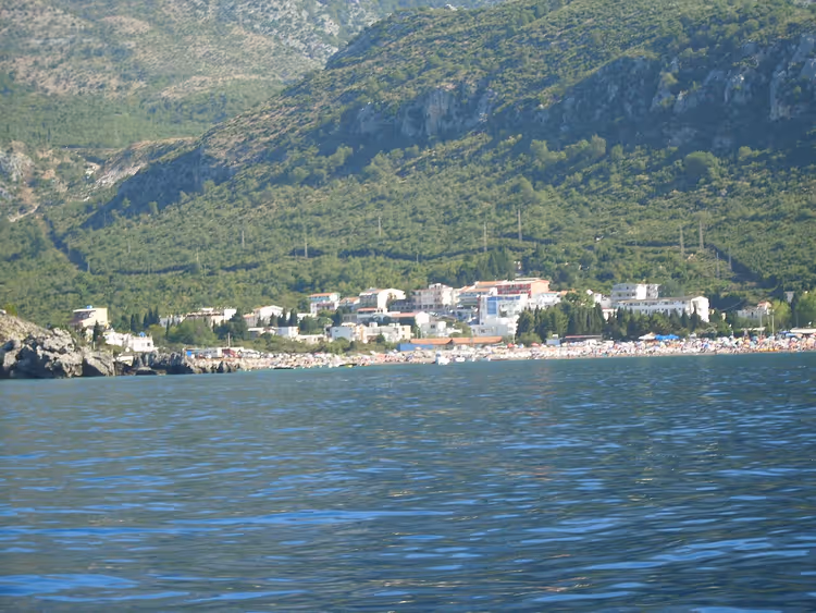 Deniz kenarındaki Čanj tatil köyünün panoraması
