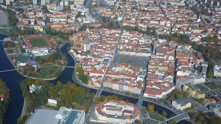 flyfoto av sentrum i České Budějovice med torget og elven