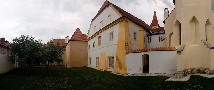 Tuin van het minderbroederklooster met bomen in Český Krumlov