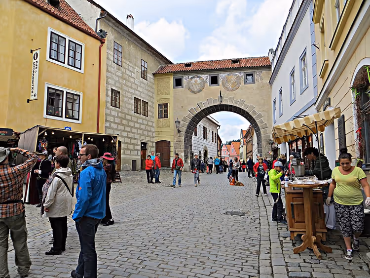 Latránstraat in Český Krumlov met een boog