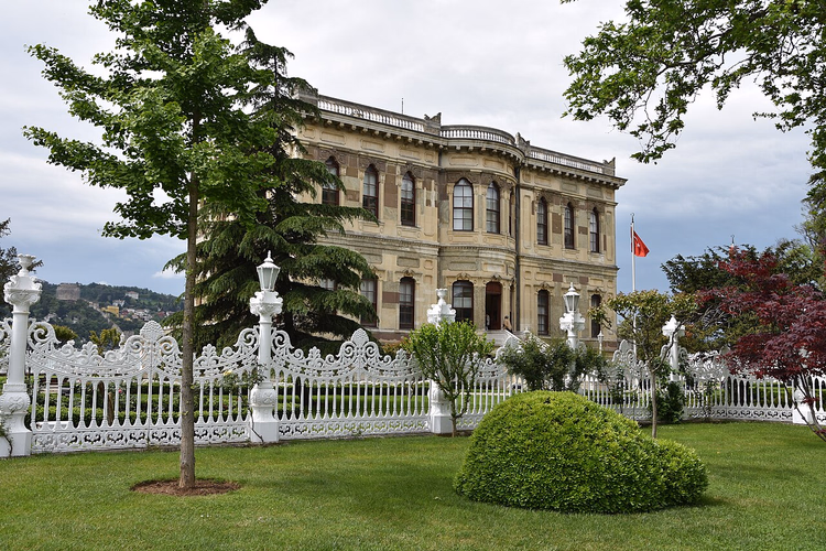 Kucuksu-paviljoen achter een wit smeedijzeren hek