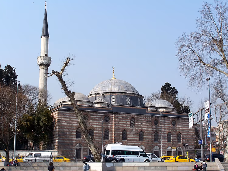 Sinan Pasha-moskeen i Istanbul med minaret og kuppel