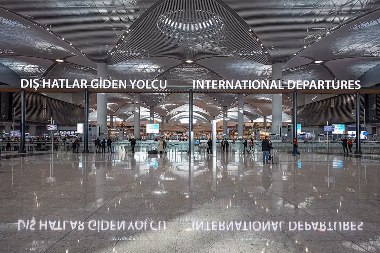 Internationale Abflughalle am Flughafen Istanbul