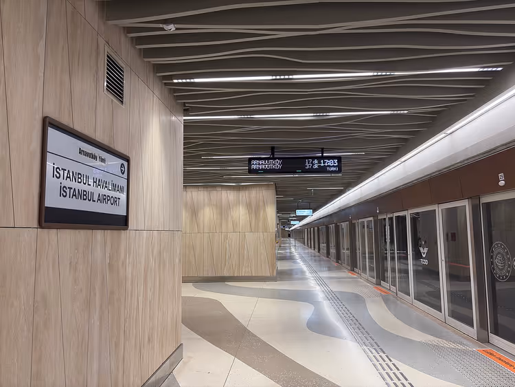 Peron metra M11 na lotnisku w Stambule