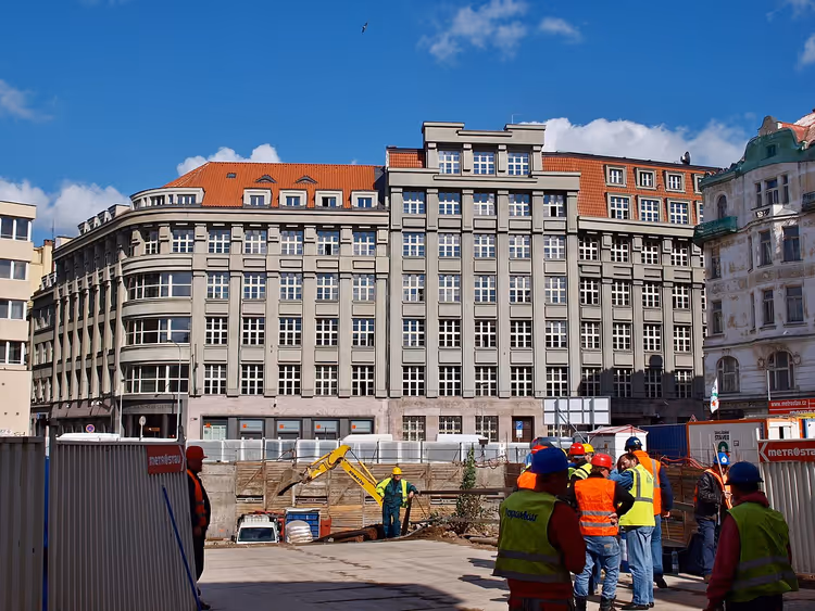 Palazzo Škoda a Praga con un cantiere davanti
