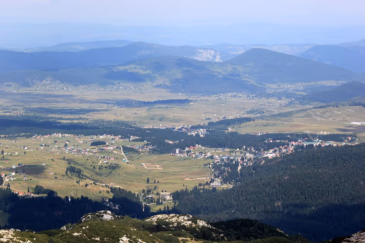 Panoramautsikt over Žabljak med fjell og dal