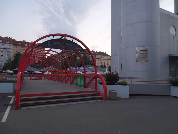 Žižkov Televizyon Kulesi'nin eteğindeki kırmızı giriş köprüsü