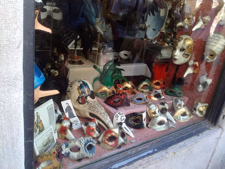 Venezianische Karnevalsmasken in einem Schaufenster