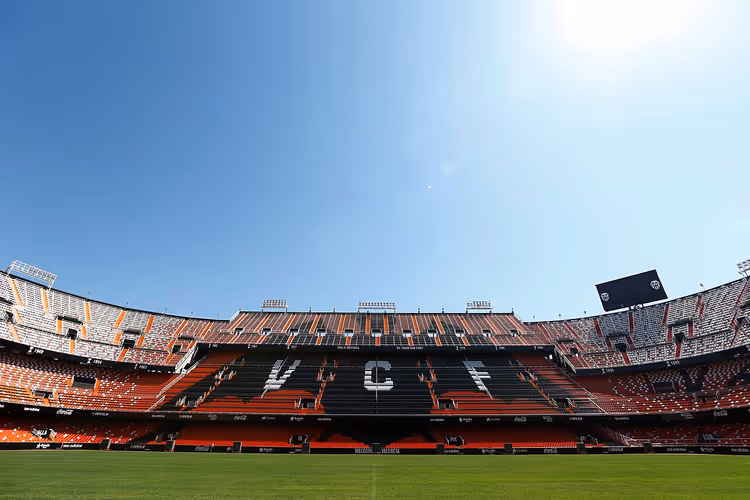 Bancadas e relvado do Estádio de Mestalla em Valência