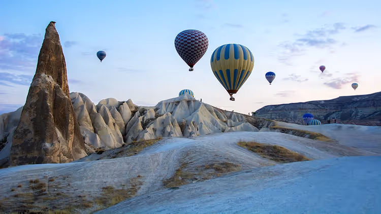 Kapadokya'daki Göreme kaya oluşumlarının üzerinde sıcak hava balonları