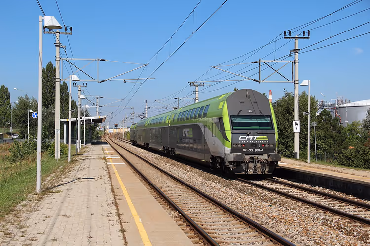 Platformda raylar üzerinde CAT treni