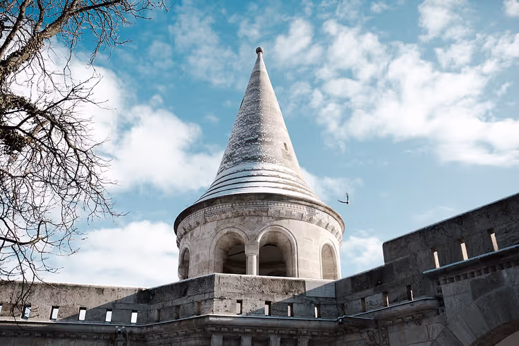 Toren van de Vissersbastion met een kegelvormig dak