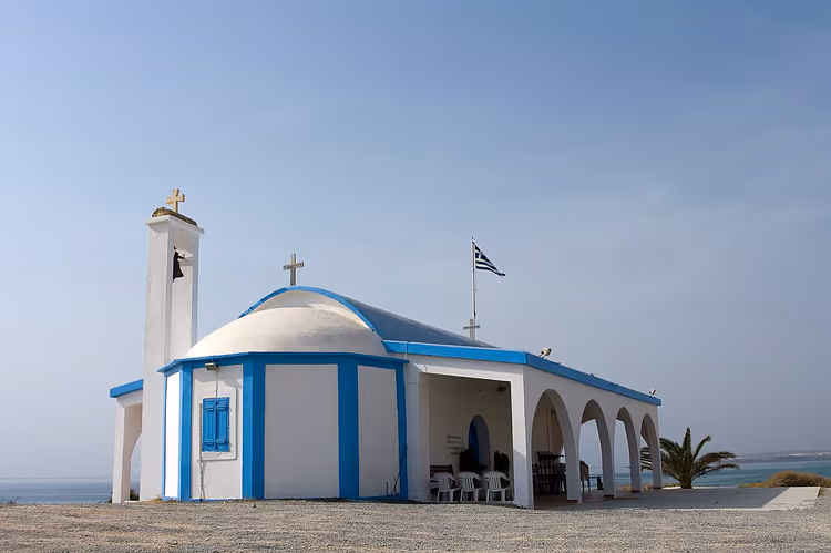 Église d'Ayia Thekla aux coupoles bleues au bord de la mer