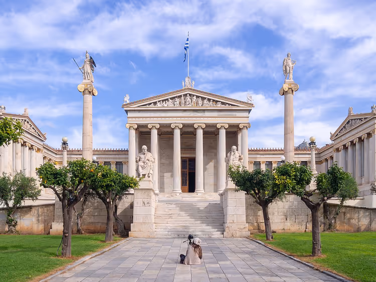 Athens akademi, nyklassisistisk fasade med søyler og statuer